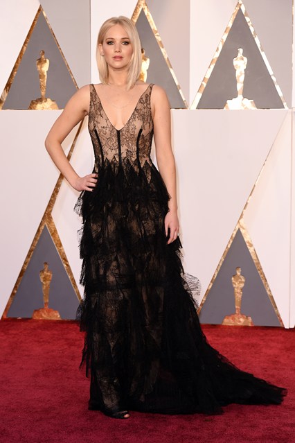 Jennifer-Lawrence-Oscars-2016-Red-Carpet-Vogue-28Feb16-Rex_b_426x639