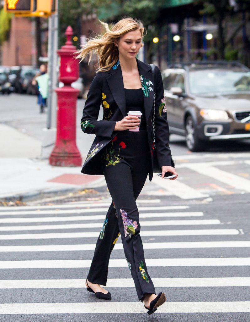 NEW YORK, NY - NOVEMBER 03:  Karlie Kloss is seen in West Village on November 3, 2016 in New York City.  (Photo by Alessio Botticelli/FilmMagic)