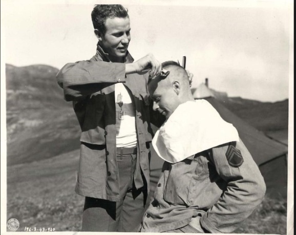 Egy amerikai közlegény undercut-ja készül borotvával 1941-ben.