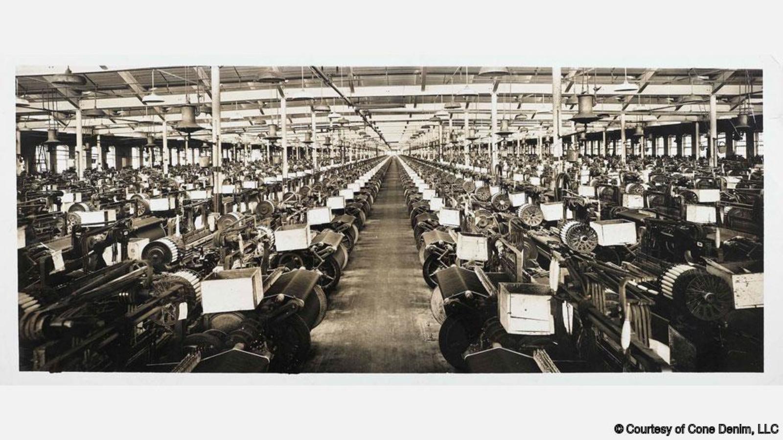 Фабрика на английском языке. Ткацкая фабрика в 1940-е в Новоникольском. Ткацкая фабрика Великобритания 19 век. Фабрики 1940 год. Фабрики по производству одежды в 1940 году.